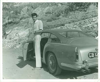 null Aston-Martin DB4 VS Anthony Perkins.
Photo de presse.
1960.

Tirage d'époque...