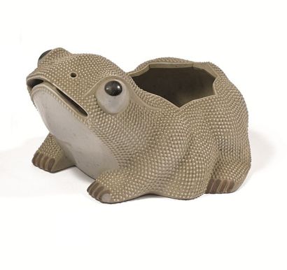CHINE - XIXe siècle Jardinière en forme de grenouille posée en porcelaine partiellement...