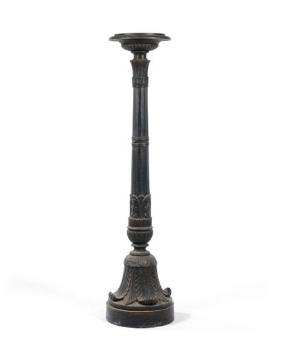 null PORTE-TORCHERE en fonte à décor néo-étrusque. XIXème siècle. Haut.: 160 cm