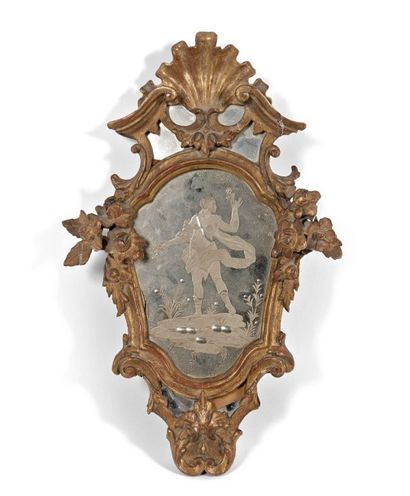  MIROIR dit d'applique à décor baroque encadrant un verre églomisé et gravé «Venus...