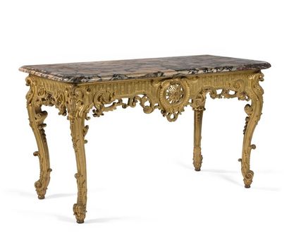  TABLE CONSOLE en bois sculpté et doré à décor central d'une rosace ajourée bordée...