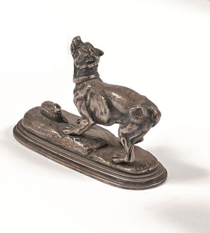 Edouard Paul DELABRIERRE (1829-1912) Bronze à patine argentée figurant un chien et...