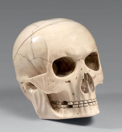 null Importante VANITE en ivoire sculpté. Le crâne ouvre en deux parties par une...