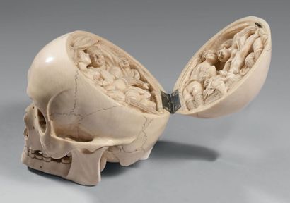 null Importante VANITE en ivoire sculpté. Le crâne ouvre en deux parties par une...