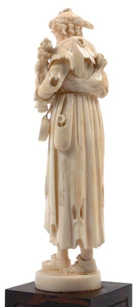 null Belle sculpture de GUEUSE en ivoire très finement sculpté. Elle tient dans ses...