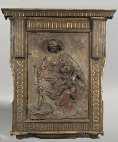 null ECOLE ITALIENNE, XVIème siècle Vierge à l'Enfant en haut relief en stuc peint,...