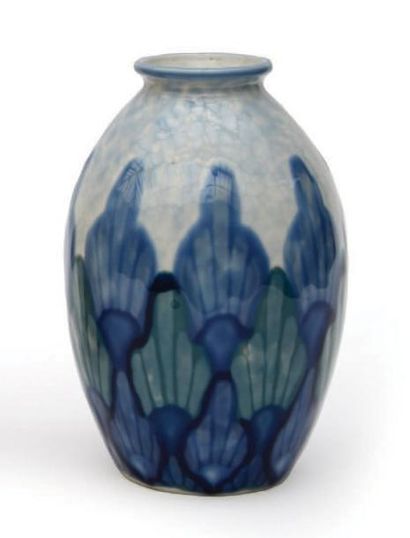 CAMILLE THARAUD (1878-1956) Vase de forme ovoïde en porcelaine de Limoges à décor...