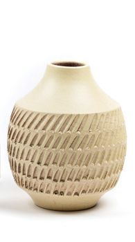 Jean BESNARD (1889-1958) Vase en céramique à couverte beige à décor d'incisions....