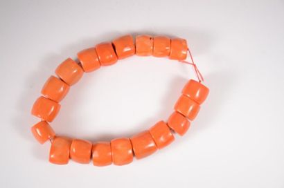 null COLLIER en perles tubulaires de corail (19 perles) Long_42 cm - Diam_2,3 cm
