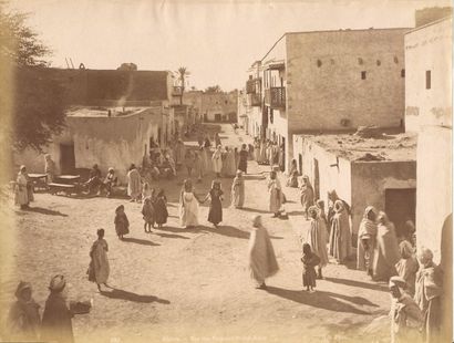 null [PHOTOGRAPHIE] Ouled Nails à Biskra Tirage sur papier albuminé 21 x 27 cm On...