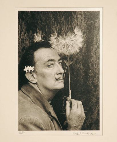 Robert DESCHARNES Port Lligat, 11 octobre 1959. Dalí tenant la fleur de pissenlit...