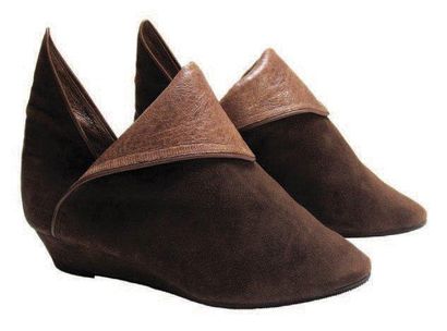 ISSEY MIYAKE: Circa 1978-1980 Boots en veau velours et cuir marron, taille 23,5 ...