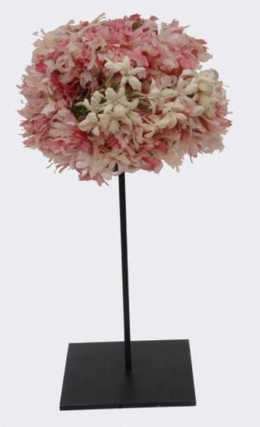 SCHIAPARELLI Chapeau en tulle recouvert de fleurs artificielles dans les tons roses,circa...