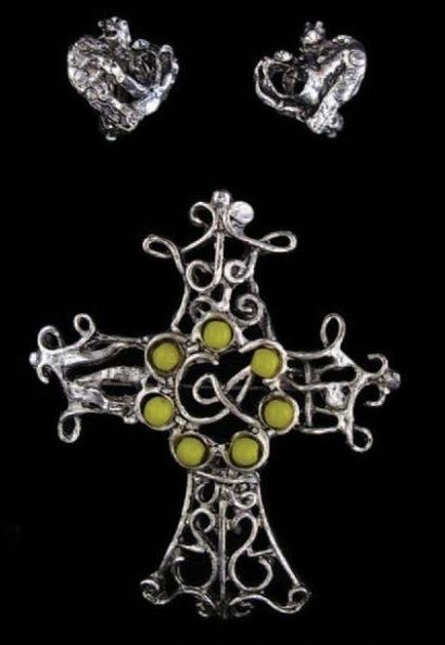 Christian LACROIX Lot comprenant une broche Croix, métal argent et cabochons en verre...