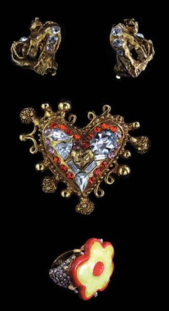 Christian LACROIX Lot comprenant une broche en métal doré et strass en forme de coeur...