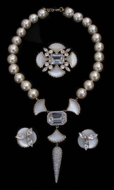 Guy LAROCHE Parure comprenant un collier, boucle d'oreille et broche en perles fantaisies,...
