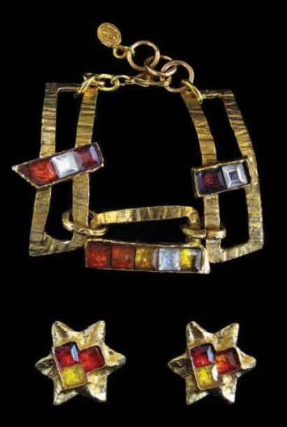 Christian LACROIX Lot comprenant un bracelet en métal doré et strass, accompagné...