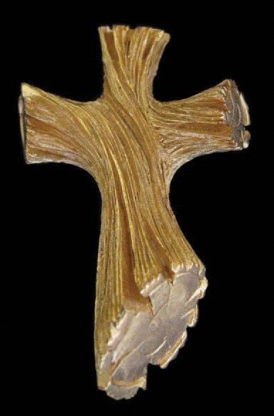 CLAUDE MONTANA par Marie Paris Broche en forme de Croix en métal doré ciselé, façon...
