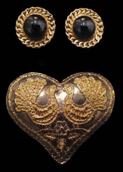 YVES SAINT LAURENT- ANONYME Broche en métal doré émaillé vert en forme de coeur représentant...