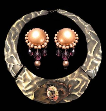 JEAN-PAUL GAULTIER- ANONYME Paire de boucle d'oreille en métal bronze et perle de...