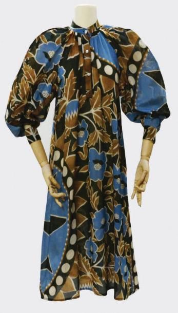 KENZO Robe en voile de coton imprimé de fleurs bleues et marron circa 1980-1985