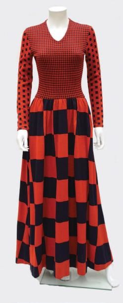 RUDI GERNREICH DESIGN FOR HARMON KNITWEAR Maxi robe en maille, rouge à carreaux bleu...