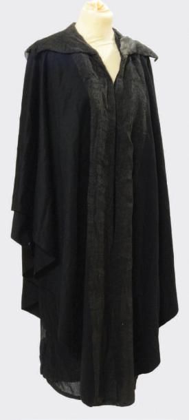 null Robe noire en crêpe plissé avec sa cape en lainage noir et col assorti à la...