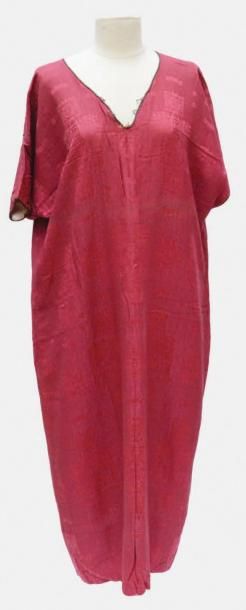 Attribuée à Paul POIRET Robe tunique en damas de soie rouge framboise (petits accidents),...