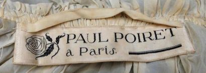Paul POIRET Manteau du soir en satin noir doublé de crêpe blanc, ceinture pompon...