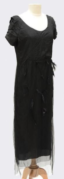 null Robe en soie noire avec une surjupe en tulle brodé de plumes, circa 1920
