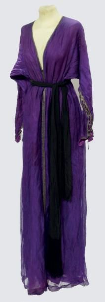 Attribuée à Paul POIRET Robe longue tunique en soie violette, ganse et lacets argent...
