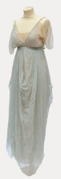 LUCILE LTD Robe en mousseline blanc et vert d'eau, avec modestie en dentelle, griffé...