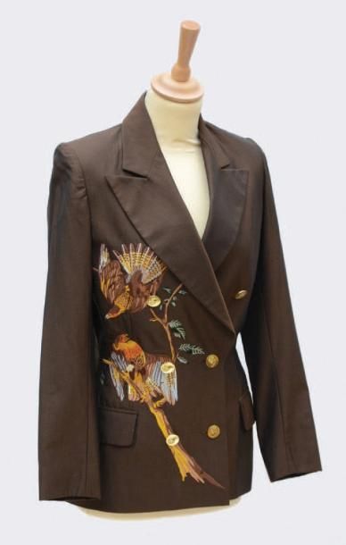 GIVENCHY Couture par John Galliano Veste marron brodée de volatiles dans les tons...