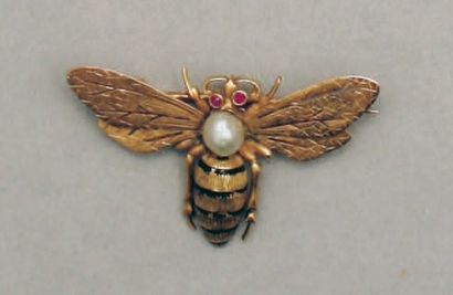 null BROCHE abeille en or jaune ornée d'une perle. Vers 1900. Poids brut : 6 g.