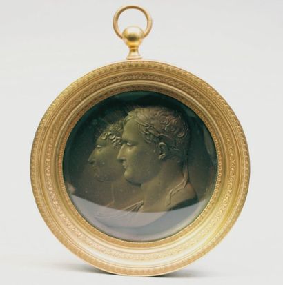 null Grand MEDAILLON en bronze à patine brune au double profil de l'empereur Napoléon...