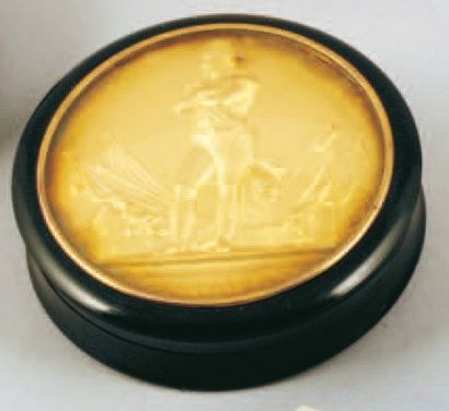 null DRAGEOIR rond en composition noire centré d'une médaille dorée « Napoléon Empereur...
