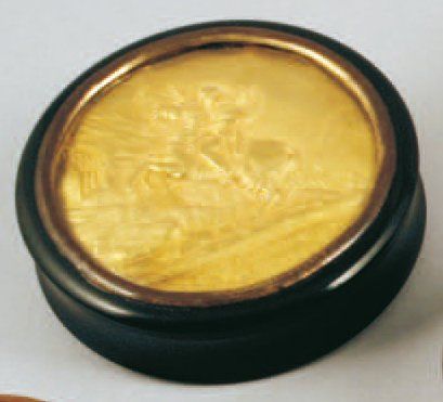 null DRAGEOIR rond en composition noire centré d'une médaille dorée « Napoléon au...