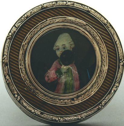 ECOLE FRANCAISE. FIN XVIIIe siècle Boîte ronde. Son couvercle est orné d'une miniature...