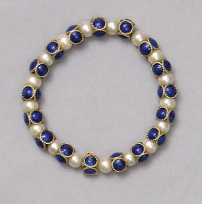  BRACELET composé de perles de culture alternées avec des perles d'or jaune émaillé....