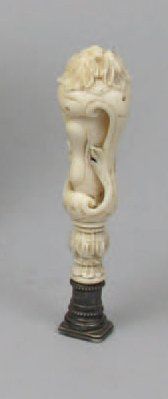 null CACHET en ivoire sculpté ajouré à décor de feuilles d'acanthes Haut : 9,5 c...