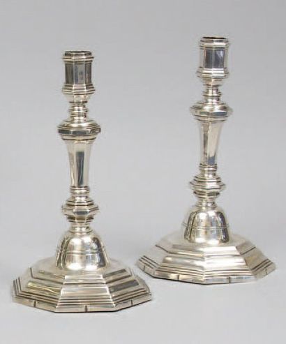 null Paire de FLAMBEAUX en argent, base et fûts à pans. Paris 1754-1755 Maître Orfèvre...