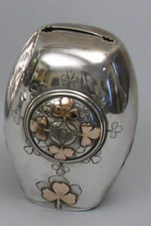 null TIRELIRE ovoïde en argent et vermeil décorée de trèfles ciselés et en applique....