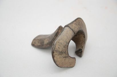 null Bracelet d’archer – Népal - H. : 13,5 cm – bois gravé de six incisions sur le...