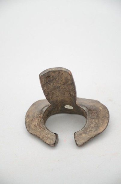 null Bracelet d’archer – Népal - H. : 13,5 cm – bois gravé de six incisions sur le...