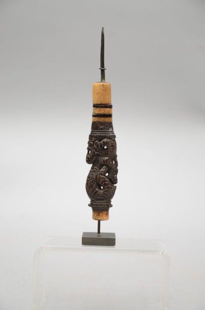 null Stylet Dayak – Bornéo 

Os – bois – fer – H. : 14,5 cm 

La poignée est sculptée...