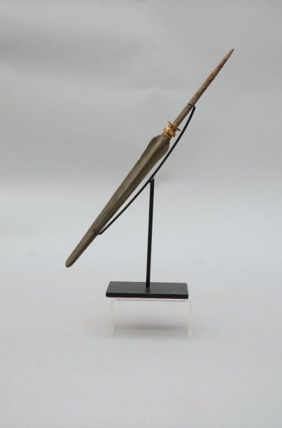 null Lance Majapahit - Java XIIIème 

Fer damasquiné – or – Long . : 33 cm 