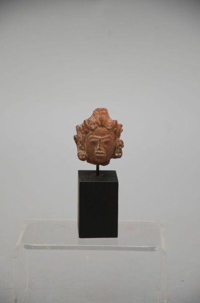 null Petite tête féminine de Java en terre cuite 

H. : 4 cm 