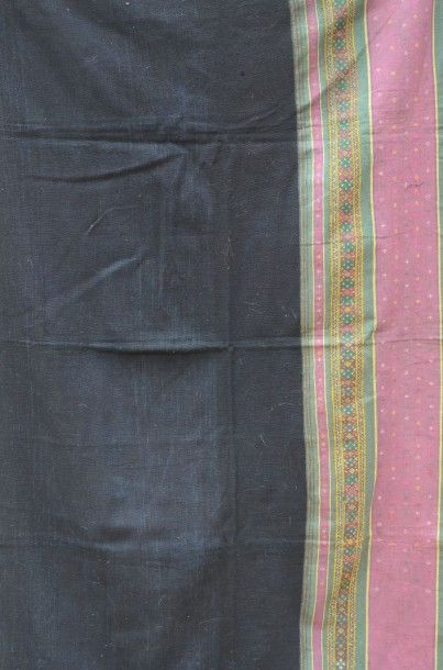 null Longhi se composant d’une bande tissée de couleur cousue sur un tissu plus moderne...