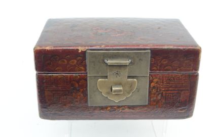 null Petite boîte rectangulaire en bois recouvert de cuir laqué avec décor de scènes...