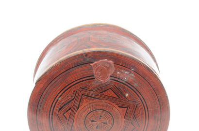 null Boîte ronde en bambou laquée et décorée de motifs géométriques – Yunnan – Chine...